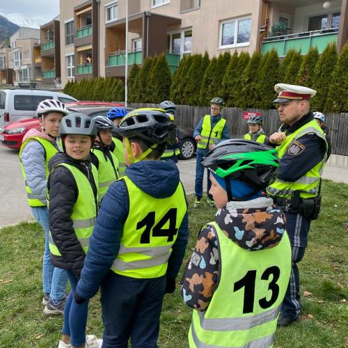 Kinder mit gelben Warnwesten