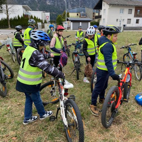 Kinder mit Warnwesten und Fahrrädern