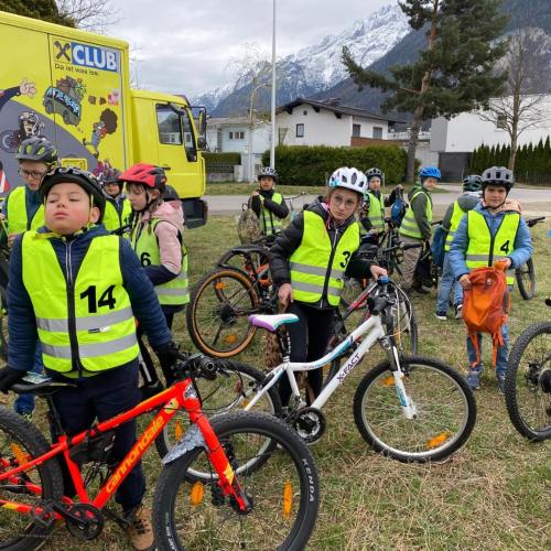 Kinder mit Fahrrädern
