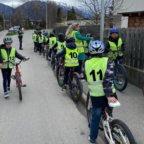 Kinder mit Warnwesten und Fahrrädern