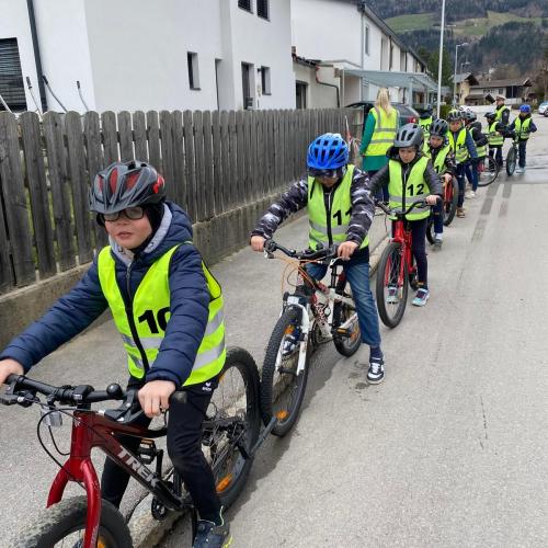 Kinder mit Fahrrädern