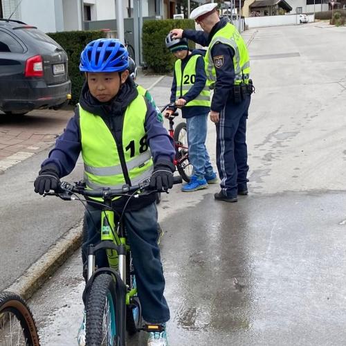 Kind mit Fahrrad