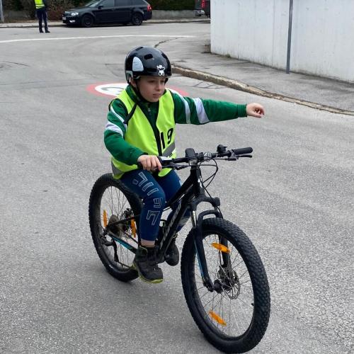 Kind fährt Rad
