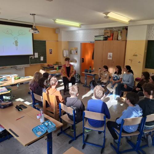 Kinder sitzen in Klassenzimmer im Kreis