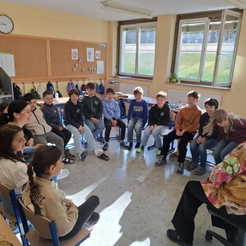 Kinder sitzen in Klassenzimmer im Kreis