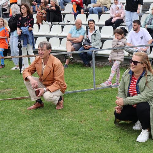 Mann und Frau hocken auf dem Boden