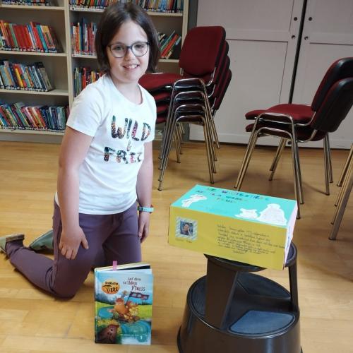 Mädchen mit Buch und Hocker