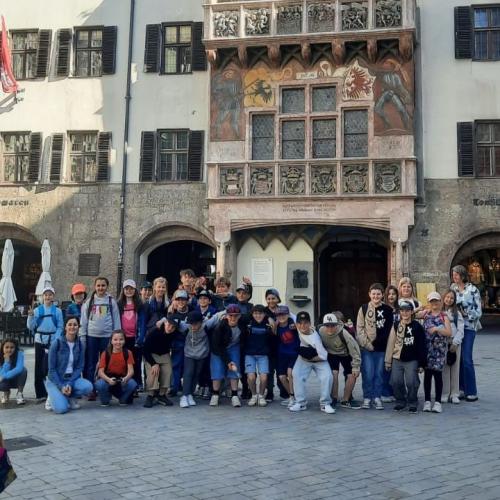 Kindergruppe vor Goldenem Dachl