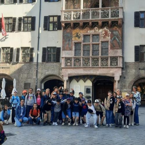 Kindergruppe vor Goldenem Dachl