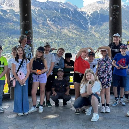 Kindergruppe auf Aussichtsplattform