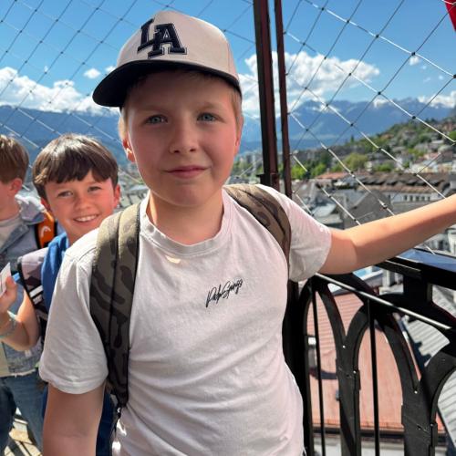 Kinder auf Aussichtsplattform