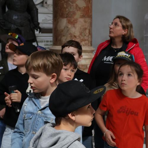 Kinder und Frau in Kirche