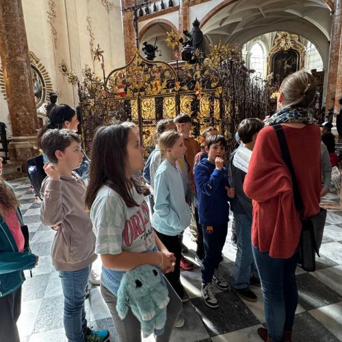 Kindergruppe in Kirche