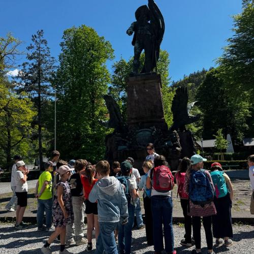 Kinder vor Denkmal