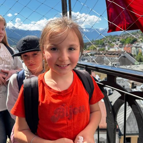 Kinder auf Aussichtsplattform