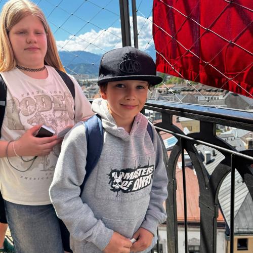 Kinder auf Aussichtsplattform