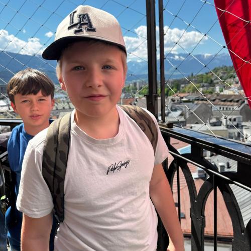 Kinder auf Aussichtsplattform