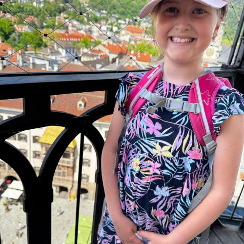 Kinder auf Aussichtsplattform