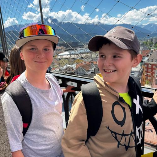 Kinder auf Aussichtsplattform