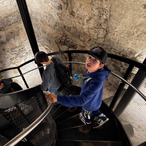 Kinder auf Treppe