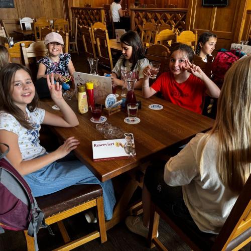 Kinder sitzen an Tisch