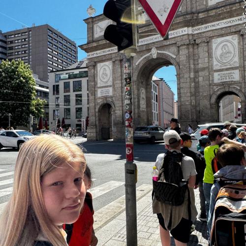 Kinder vor Triumphpforte