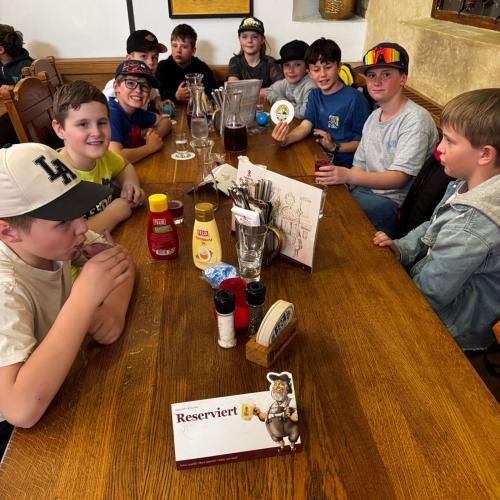 Kinder sitzen um Tisch