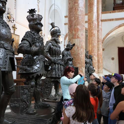 Kindergruppe und Führerin und Bronzefiguren