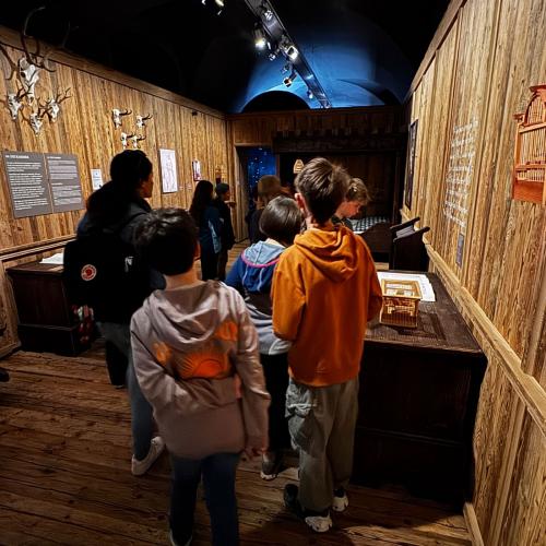 Kinder im Museum