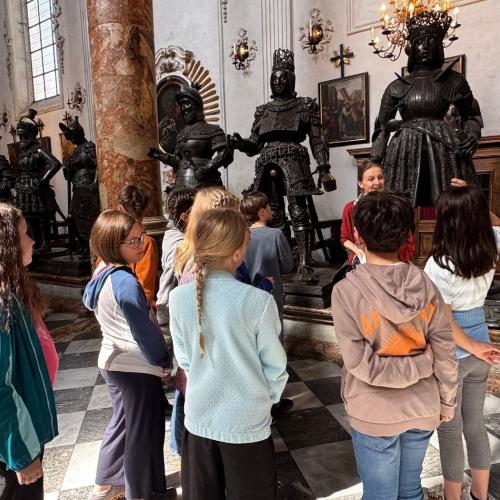 Kinder und Bronzefiguren