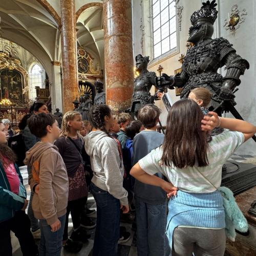 Kinder und Bronzefiguren