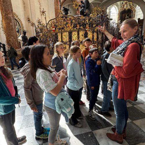 Kinder und Führerin in Kirche