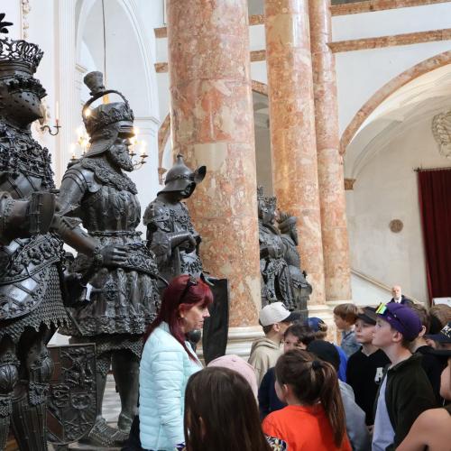 Kindergruppe und Führerin und Bronzefiguren