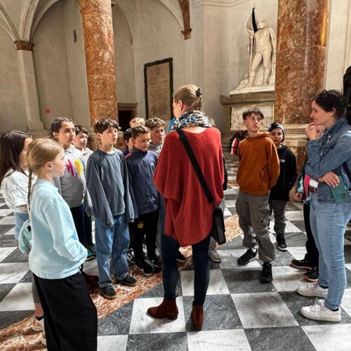Kinder und Führerin in Kirche