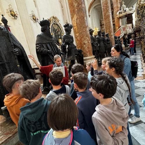 Kinder und Bronzefiguren