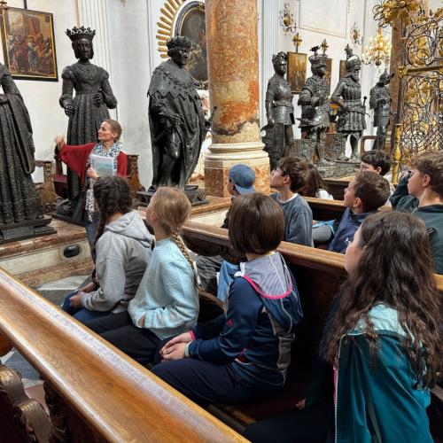 Kinder sitzen in Kirchenbänken