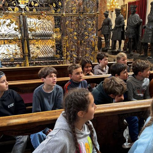 Kinder sitzen in Kirchenbänken