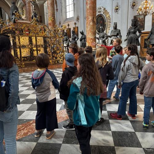 Kindergruppe in Kirche