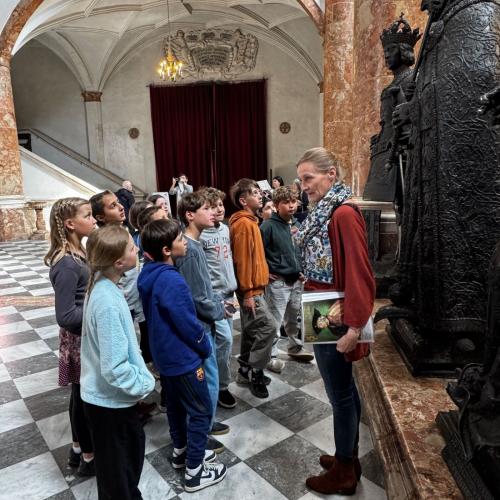 Kinder und Führerin
