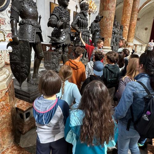 Kindergruppe und Bronzefiguren