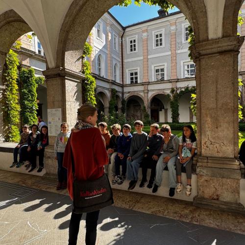 Kinder sitzen in Arkaden