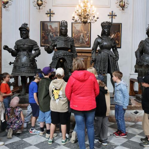 Kindergruppe und Führerin und Bronzefiguren