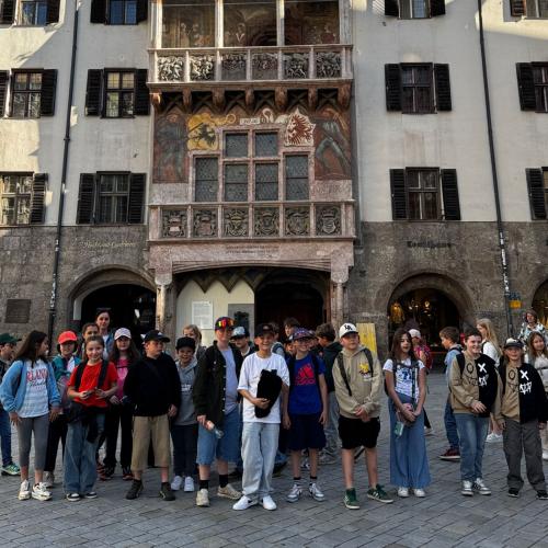 Kindergruppe vor dem Goldenen Dachl