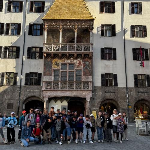 Kindergruppe vor dem Goldenen Dachl