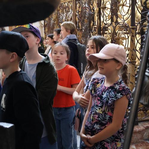 Kinder in Kirche