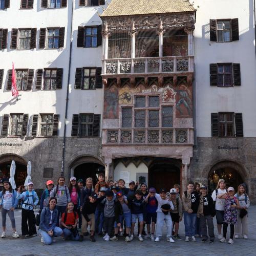Kindergruppe vor goldenem Dachl