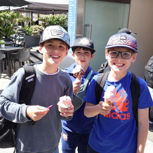 3 Buben mit Eis