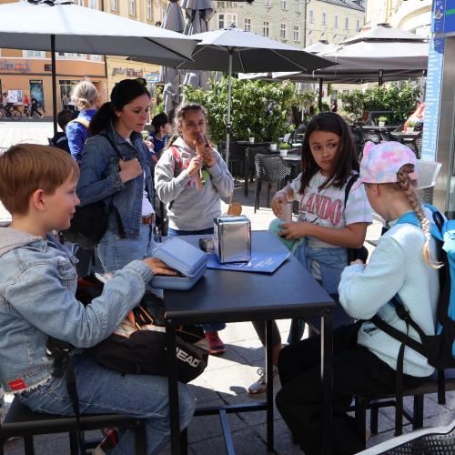 Kinder sitzen um Tisch