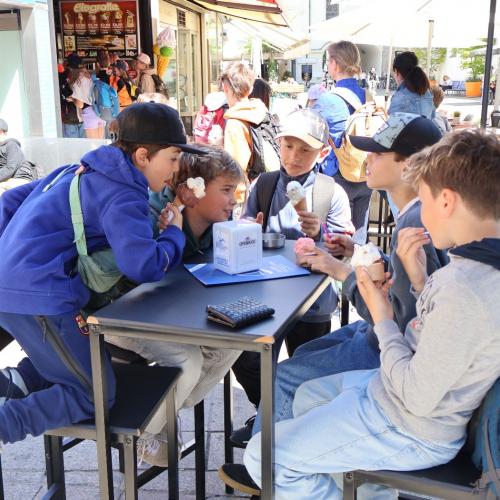Kinder sitzen um Tisch