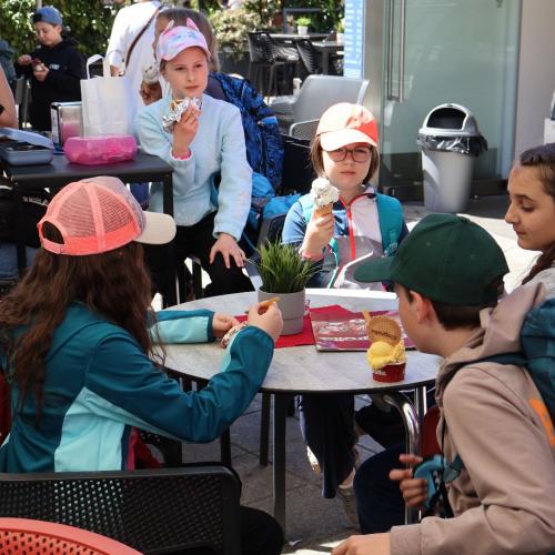 Kinder sitzen um Tisch
